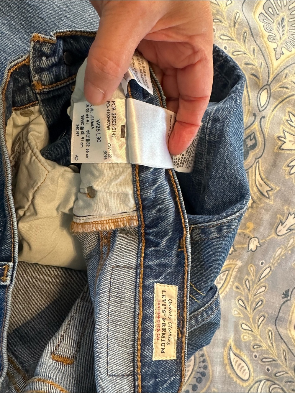 Levi's 501 Women's Straight Leg Jeans in medium blue wash 26x30 - Picture 4 of 5